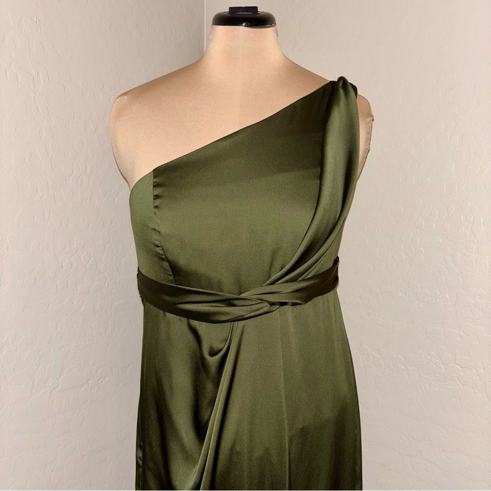 Elegant One-Shoulder Green Dress - Picture 4 of 16